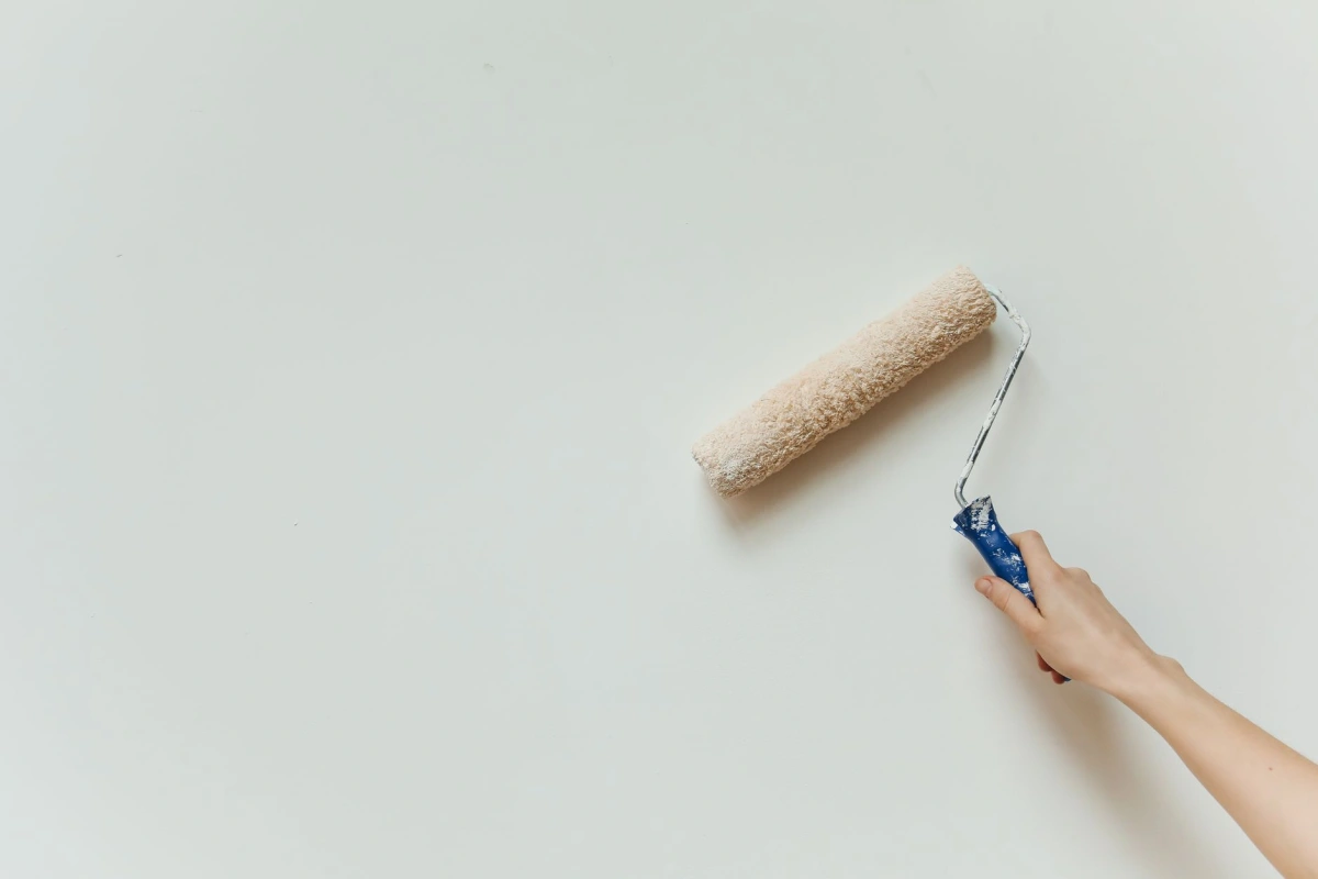 Verfrol tegen een lichte binnenmuur