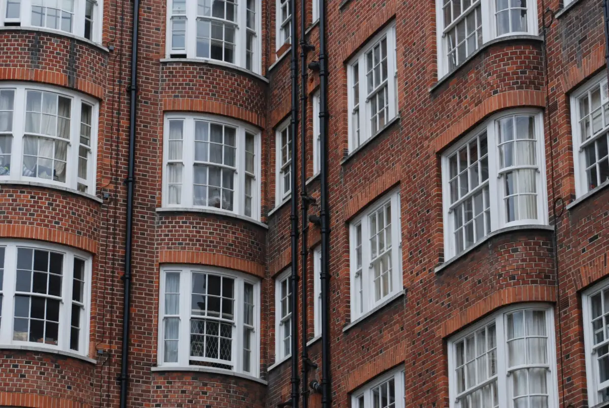 Herenhuisgevel met erker en houten raamwerk