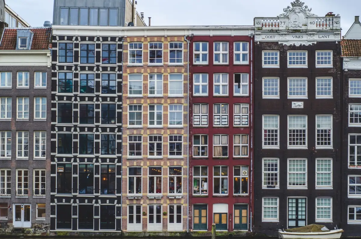 Gevel van een oud grachtenpand met houten kozijnen