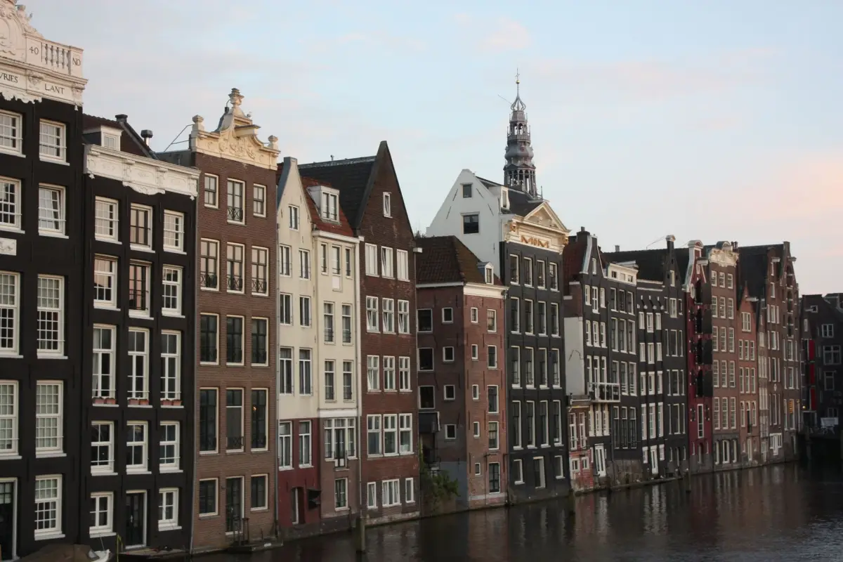 Gevels langs een gracht in een oude binnenstad