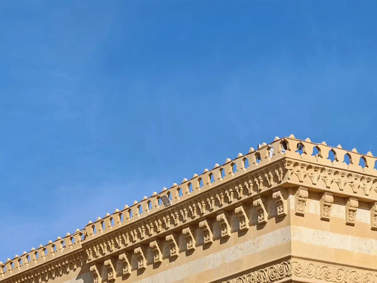 Detail van lijstwerk aan een monumentale gevel