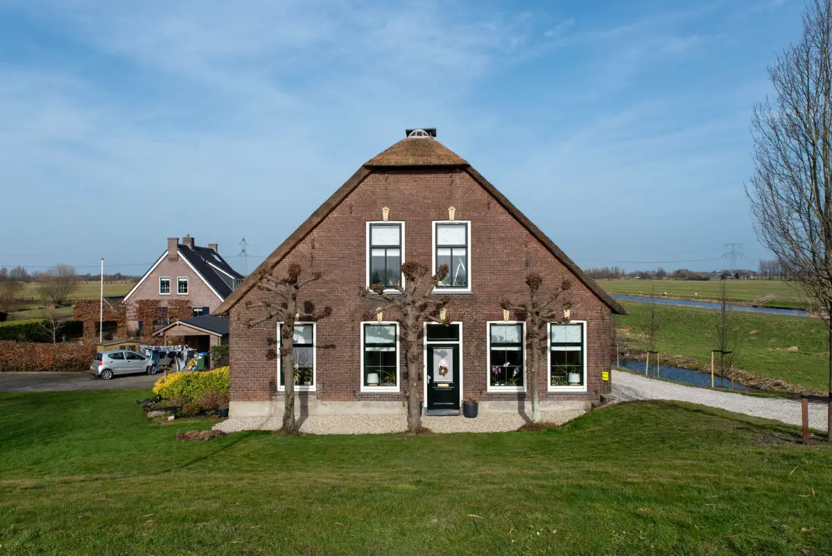 Boerderij in een open polderlandschap
