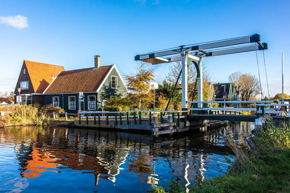 Huizen langs een vaart in Zuid-Holland